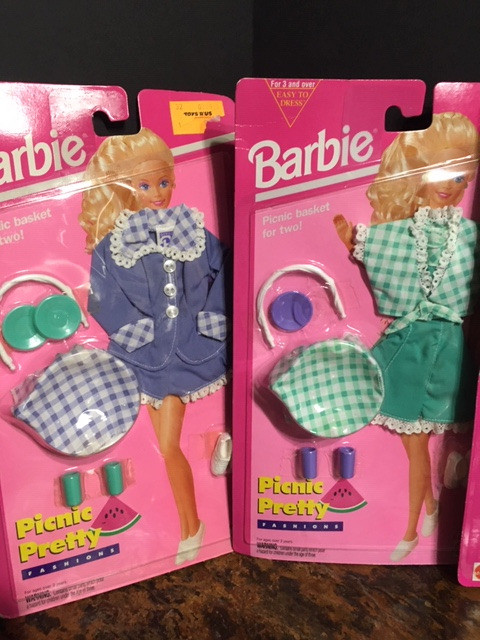 BARBIE - PICNIC PRETTY FASHIONS, PLAYSET in Arts & Collectibles in St. Albert - Image 2