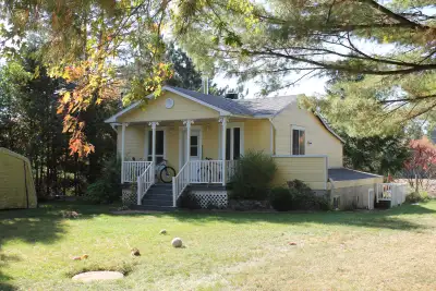 Maison/chalet au bord de la rivière Nicolet-Ouest, a Ste-Clotilde-de-Horton au Centre-du-Québec. Sit...
