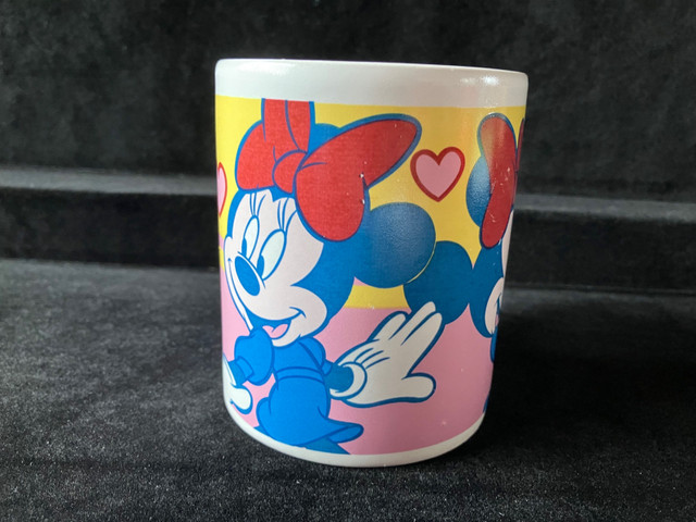 Disney Minnie Mouse Mug with Heart Shaped Handle dans Vaisselle et articles de cuisine  à Ville de Montréal - Image 4