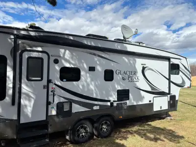 2016 Glacier Peak Banff F26RLS Fifth Wheel for sale. 4 season trailer with heated tanks. Rear hitch...