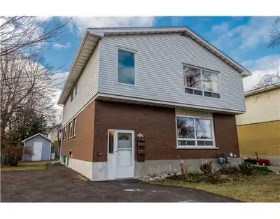 Apartment for rent: Apartment for rent in a Triplex Prime Location: Heron Park Minutes from Carleton...