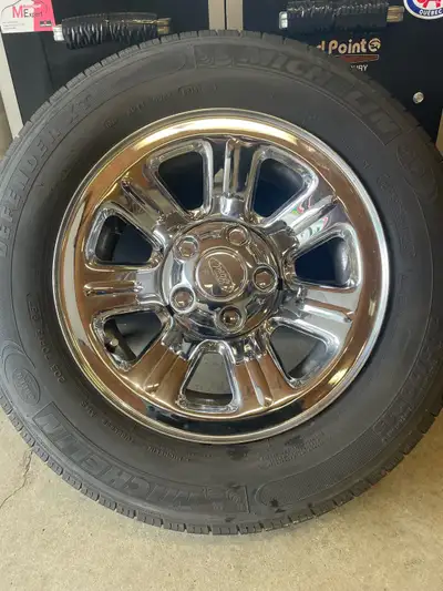 Je vends cet ensemble de pneus Michelin Defender LTX montés sur des roues chromées élégantes, idéal...