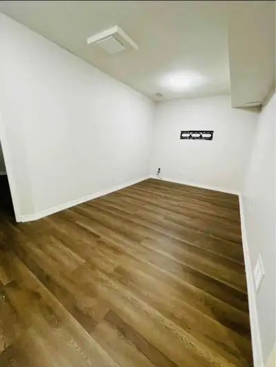 1 bedroom available in a 3-bedroom basement. Clean and quiet environment. Close to bus stop, grocery...