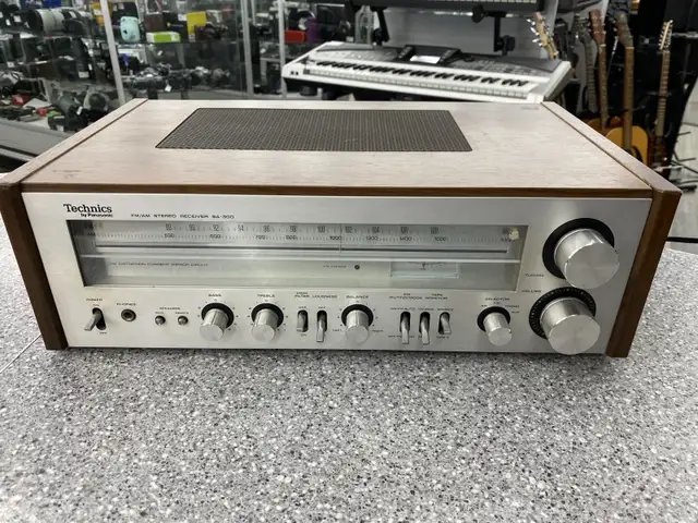 Vintage Technics SA-300 FM/AM Stereo Receiver in Stereo Systems & Home Theatre in City of Toronto - Image 3