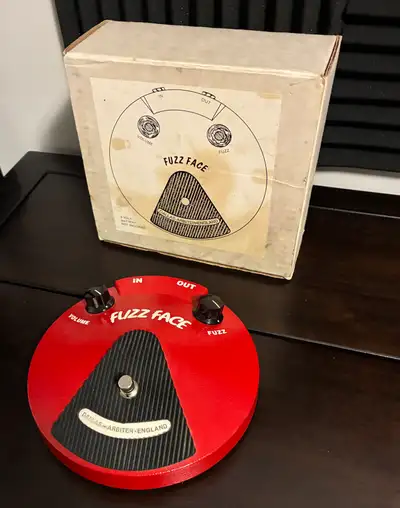For sale is 1993 Hendrix Fuzz Face. Not to be confused with the standard germanium model, this versi...