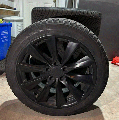 Used snow tyres with good tread levels and come with rims and tyres M+S rated snow tires 235/45R18 9...