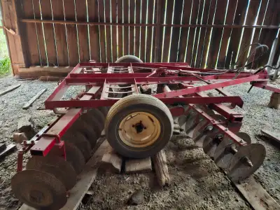 Used disc always stored indoors. Extra hydraulic cylinder and hoses available for another $150.