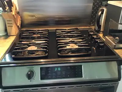 Cuisiniere rond  propane, four electrique +réservoir de 100 liv , View more