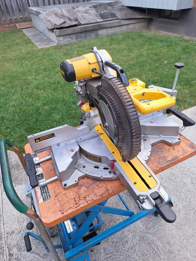 Dewalt DWS780 Dual bevel miter saw in Power Tools in Oakville / Halton Region - Image 2
