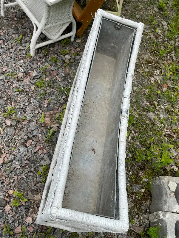 White Wicker Planter Plant Stand Indoor Outdoor Furniture Vintag in Patio & Garden Furniture in Sudbury - Image 5