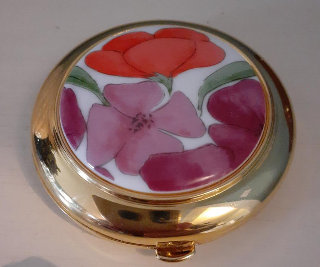 Vintage ESTEE LAUDER 2001 Fresh Flowers Lucidity Powder Compact in Arts & Collectibles in Markham / York Region - Image 3