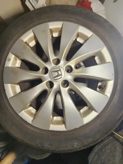 4 mags Honda en excellente conditions. R17 Bolt Pattern 5x114.3 Les pneus sont des pneus d'été usés...