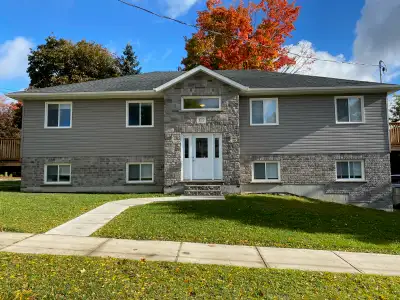Bright, clean and spacious apartment in a great location in Listowel. Two large bedrooms with closet...