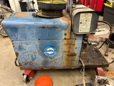 Antique miller welder, from late 60s. Welder worked excellent, engine had a failure and has been dis...
