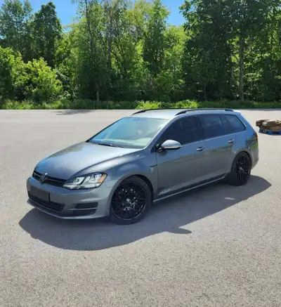 Volkswagen Golf Sportwagen 2017 propre et bien entretenue avec un peu plus de 100 000 km. Équipement...