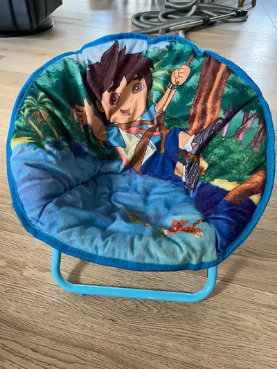 Chaise d’enfant rembourrée, se plie en deux pour le rangement.