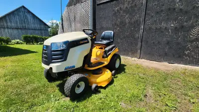 TRACTEUR A PELOUSE ( GAZON ) CUB CADET Hydrostatique 23HP 46" Moteur KOHLER 2 cylindres ( hydrostati...