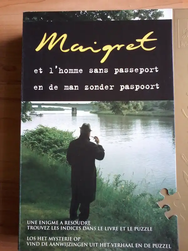 LIVRE ET PUZZLE MAIGRET ET L'HOMME SANS PASSEPORT in Toys & Games in City of Montréal - Image 2