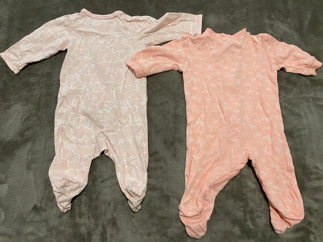 2 baby girl zipped sleepers 0-3 months - $8 in Clothing - 0-3 Months in Winnipeg - Image 3