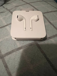 Apple ear buds, wired