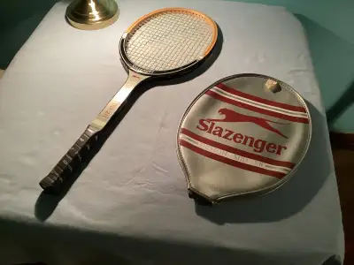 2 raquettes de tennis VINTAGE année 1980: - Raquette de tennis SLAZENGER DEMON MID 26 avec étui - Ra...