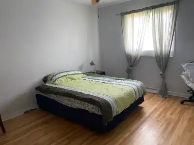 Room rental in 3 bedroom upper duplex