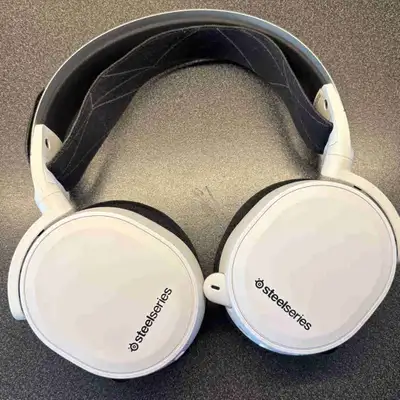 Older model of the Steelseries Arctis Nova 7 headsets. It works great, no issues; only selling becau...