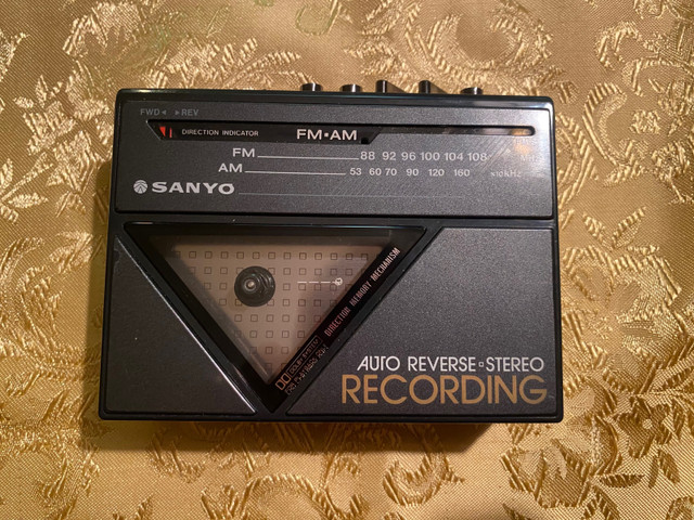 Sanyo stereo radio cassette vintage dans Art et objets de collection  à Laval/Rive Nord