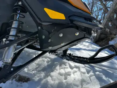 2014 800 skidoo summit etec 6050 miles couple lugs missing on the track and plastic broken in a few...
