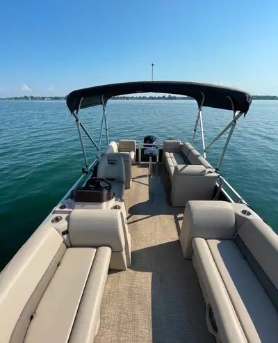 Ponton Legend Lounge serie Q LE de 21 pieds Vient avec la remorque REMEQ Toit Bimini Abris Navigloo...
