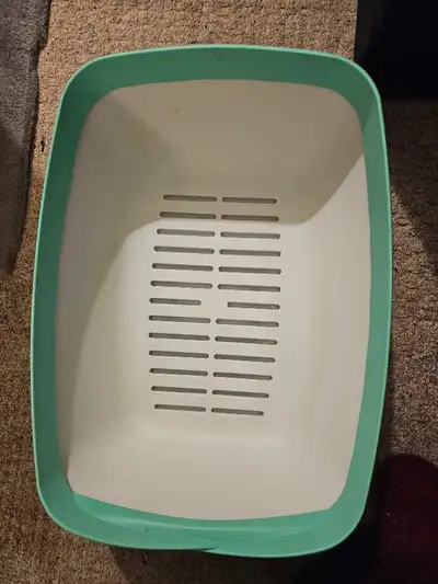 Sifting litter box. In good condition