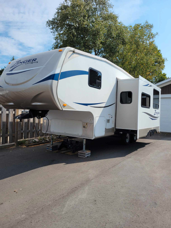 25' Zinger 5th Wheel Trailer in Travel Trailers & Campers in Thunder Bay