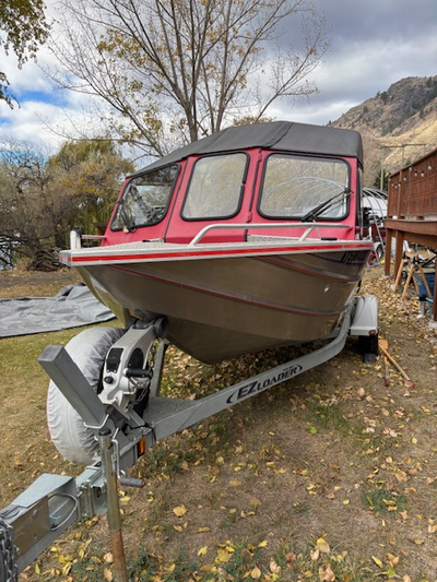 Welded aluminum boat with 250 hours on the 115 HP Mercury 4-stroke engine. Mercury pro kicker 9.9 HP...