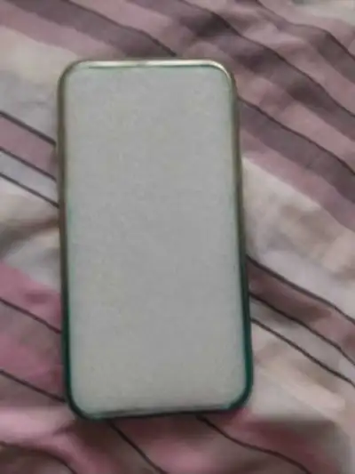 Je vends cette coque de téléphone qui correspond à celui de l'iPhone 11 ou de l'iPhone 13.