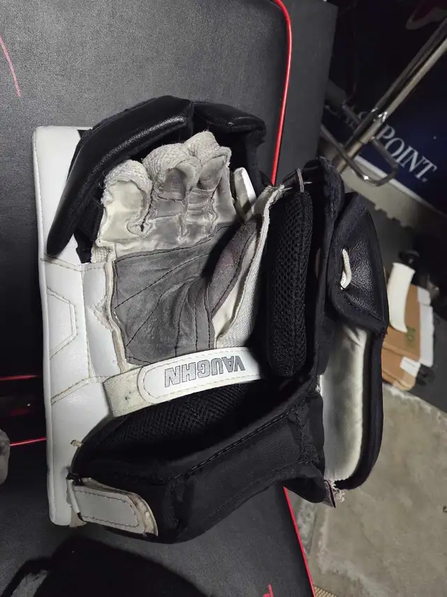 Vaughn Ve8 30+2 INT Goalie set in Hockey in Ottawa - Image 8