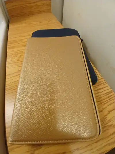 !! A Vendre !! 2- Etuis de Protection Neuf pour Tablettes de 10 pouces et moins. 1 - Étuis Protectio...
