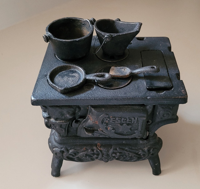 Vintage Crescent Miniature Cast Iron Wood Stove Salesman Sample in Arts & Collectibles in Oshawa / Durham Region - Image 3