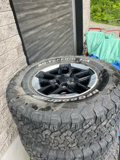 Also have a 2022 white grille Tires are in excellent condition no curbing no patches all 5 $1000 fir...