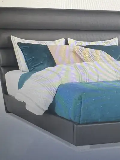 King size faux leather bed, Voir plus