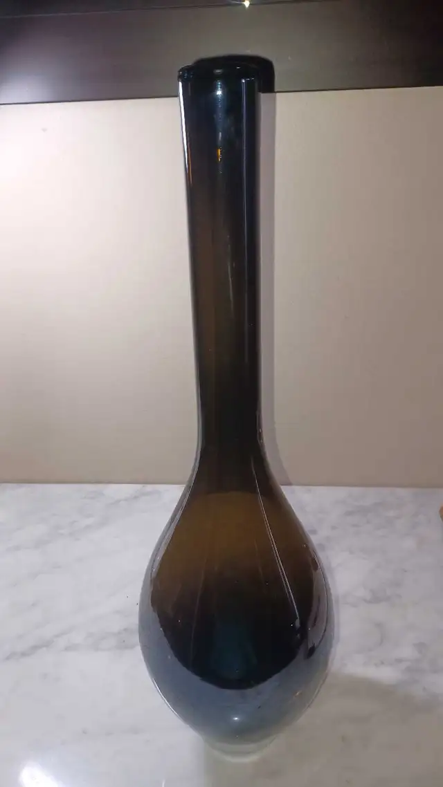 16"T Vtg Ikea Salong Tall Art Glass Bulb Vase Handblown Avocado  in Home Décor & Accents in Calgary - Image 2
