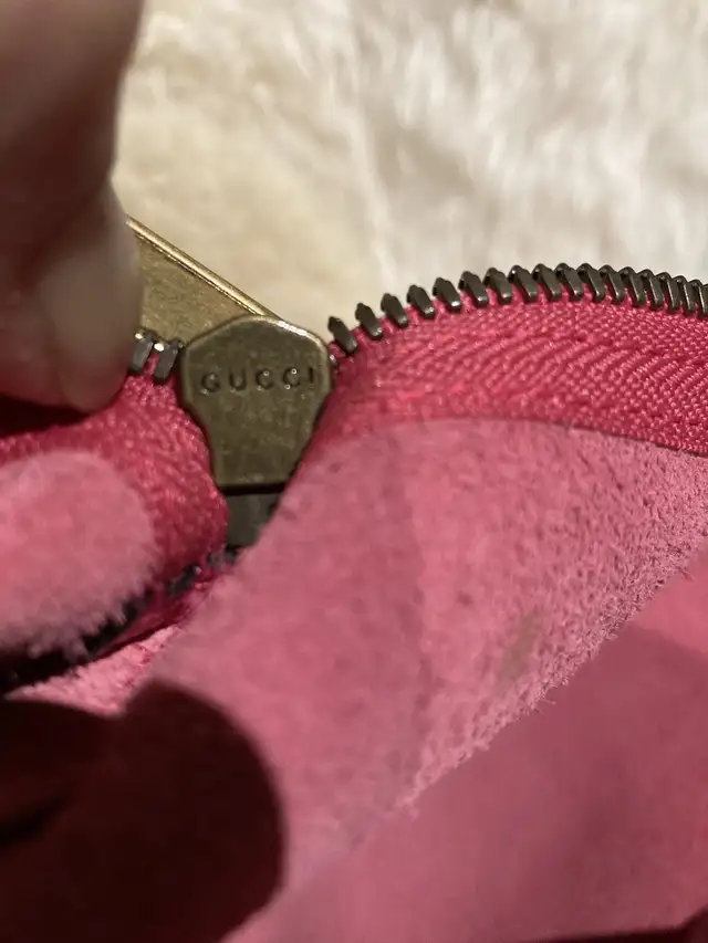 authentic Gucci makeup bag pouch in Women's - Bags & Wallets in Oakville / Halton Region - Image 9