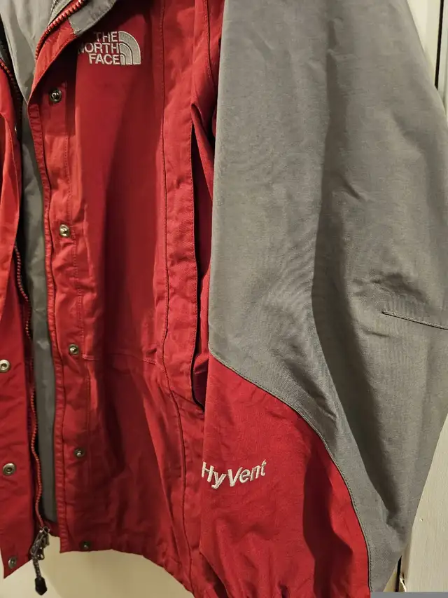 north face shell jacket hyvent  medium in Women's - Tops & Outerwear in Edmonton - Image 8