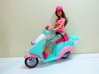 Barbie et son super scooter......SUPER PROPRE