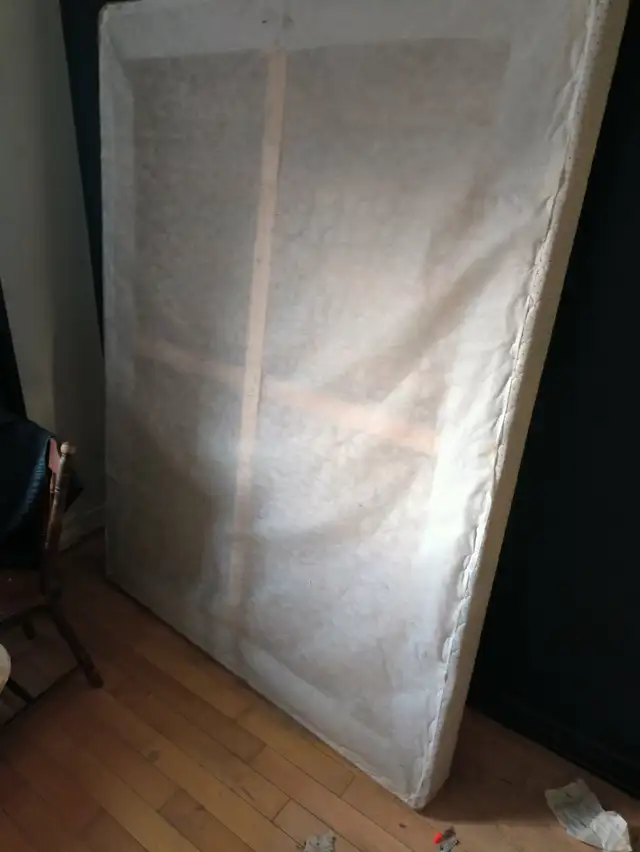 ️ Modern Queen Size Bed Frame & Mattress ✨ in Beds & Mattresses in City of Montréal - Image 4