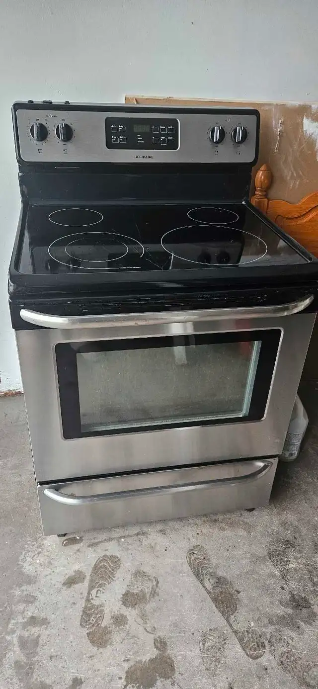 Frigidaire stove in Stoves, Ovens & Ranges in Oshawa / Durham Region - Image 4