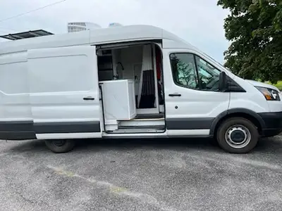 2018 ford transit 350 single axle six speed transmission with 3.7 engine. The unit is solar powered,...