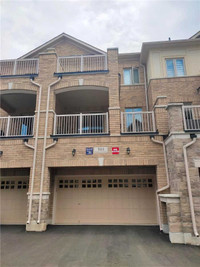 3 Bed Townhome At Dundas And Trafalgar For Lease