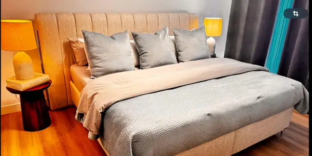 Lit King size Box Spring + Matelas + Tables de chevet in Beds & Mattresses in Trois-Rivières - Image 5