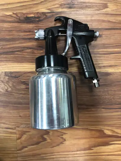 This Campbell Hausfeld spray gun is a pre-owned, reliable tool perfect for your next painting projec...