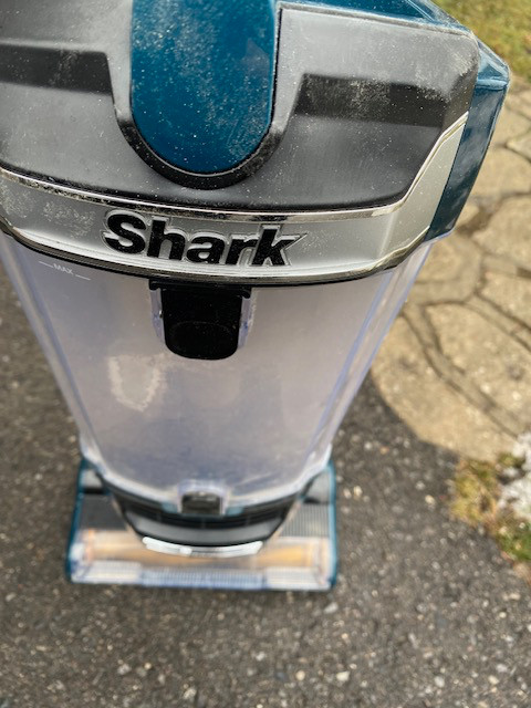Shark - Upright Vacuum in Vacuums in Mississauga / Peel Region - Image 2